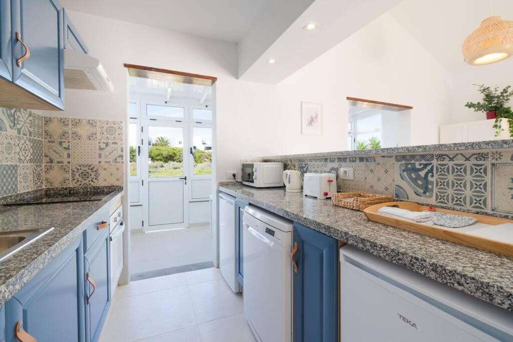 Luxurious Bungalow A2 In A Quiet Complex With Pool 100M From The Sea Charco del Palo Buitenkant foto