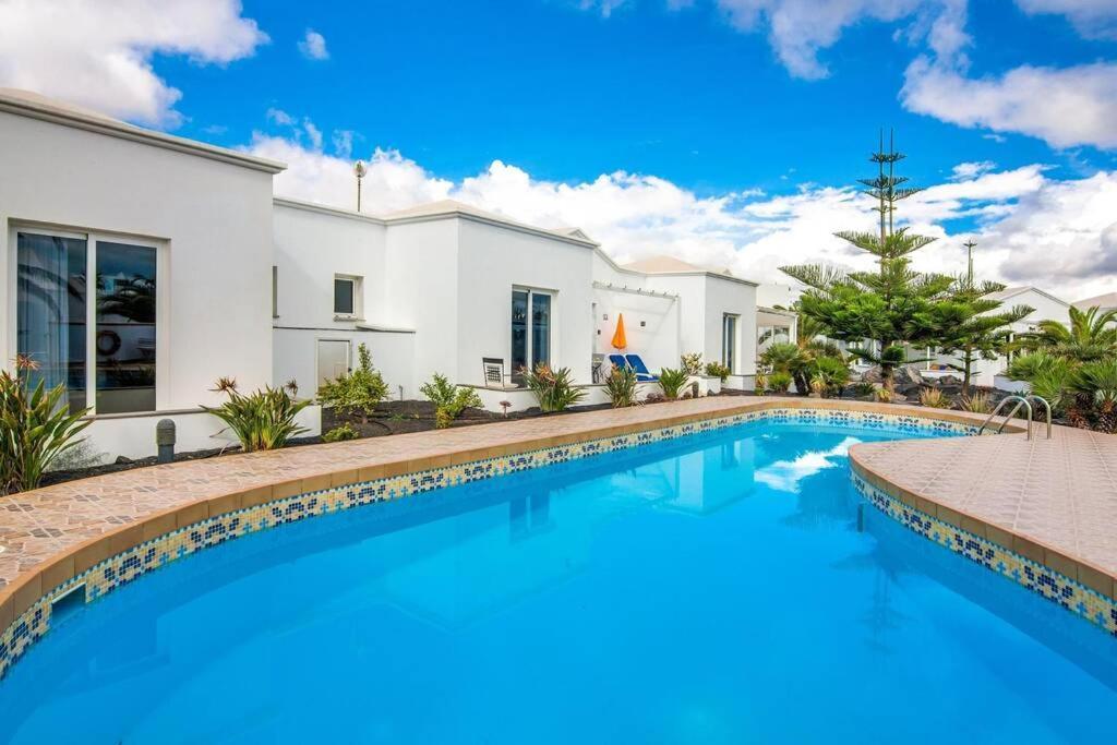 Luxurious Bungalow A2 In A Quiet Complex With Pool 100M From The Sea Charco del Palo Buitenkant foto
